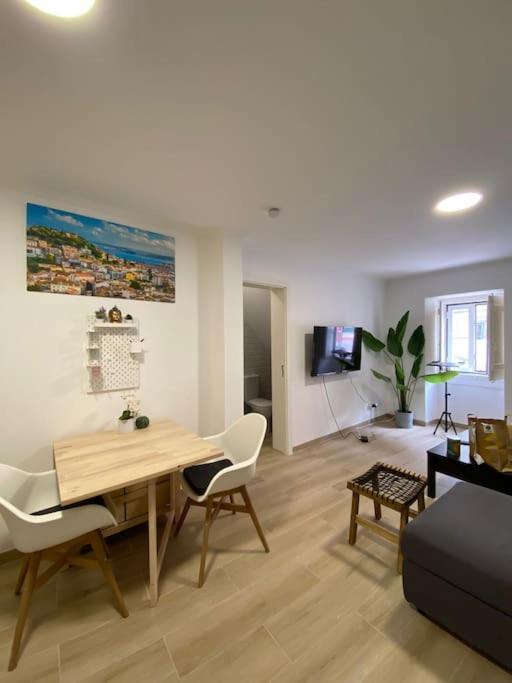 Artistic Digital Getaway - Patio & Great Location! Appartement Lissabon Buitenkant foto