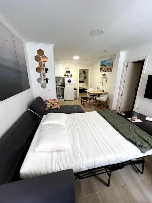 Artistic Digital Getaway - Patio & Great Location! Appartement Lissabon Buitenkant foto