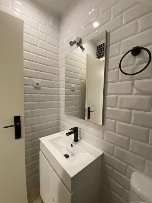 Artistic Digital Getaway - Patio & Great Location! Appartement Lissabon Buitenkant foto