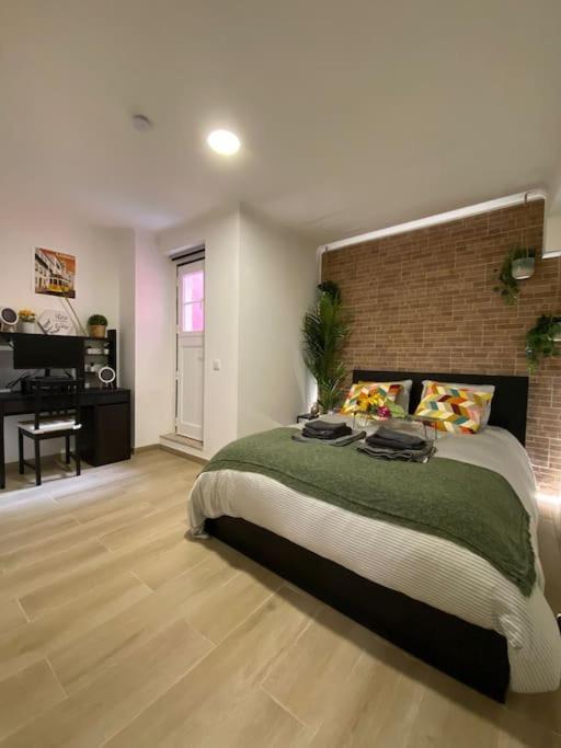 Artistic Digital Getaway - Patio & Great Location! Appartement Lissabon Buitenkant foto