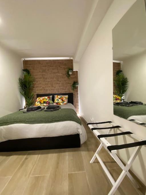 Artistic Digital Getaway - Patio & Great Location! Appartement Lissabon Buitenkant foto