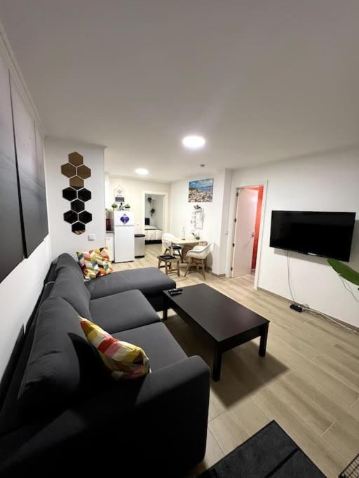 Artistic Digital Getaway - Patio & Great Location! Appartement Lissabon Buitenkant foto
